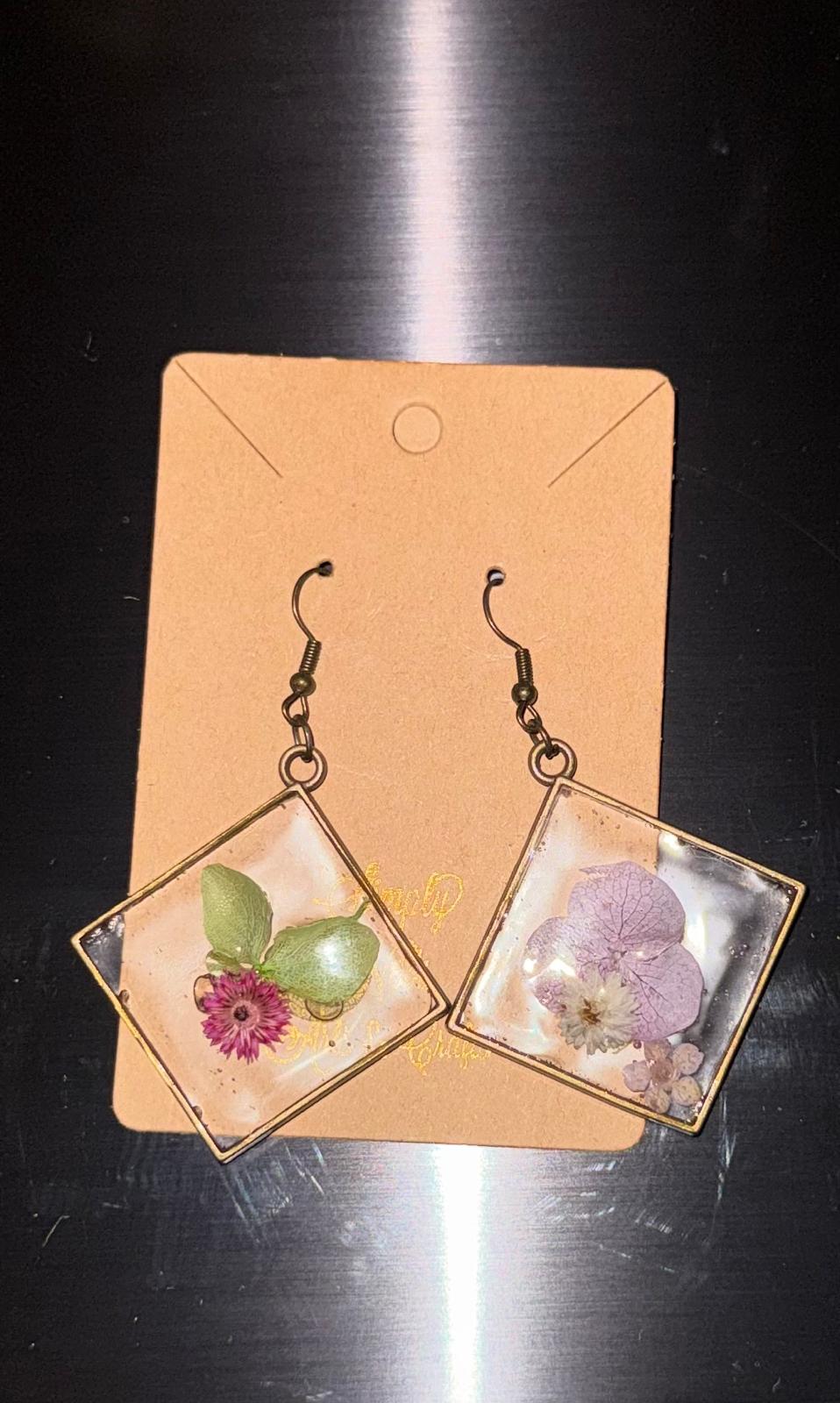 Resin Flowers Diamond Square (Multi mix of White, Lavender, Green, & Magenta Flowers)