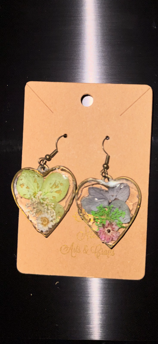 Resin Flowers Heart shaped (Multi mix of Green / White Baby’s Breath, White & Yellow, Pink & Light Green & Denim Blue Flowers)